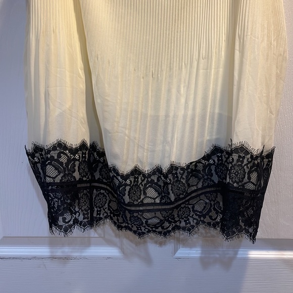 Torrid Cream Chiffon and Lace Pleated Cami Tank Top 4 - Picture 7 of 9